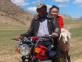 Nomade mit Schaf und Motorrad