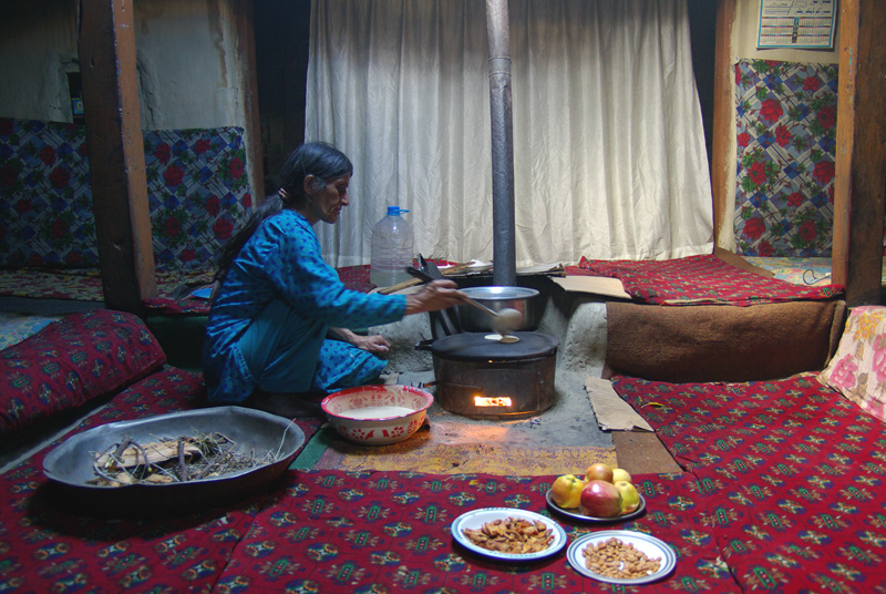 Im alten Haus in Gulmit, Nord-Pakistan (c) emmenreiter.de