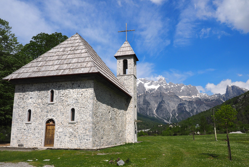 Kirche in Theth, Albanien © emmenreiter.de